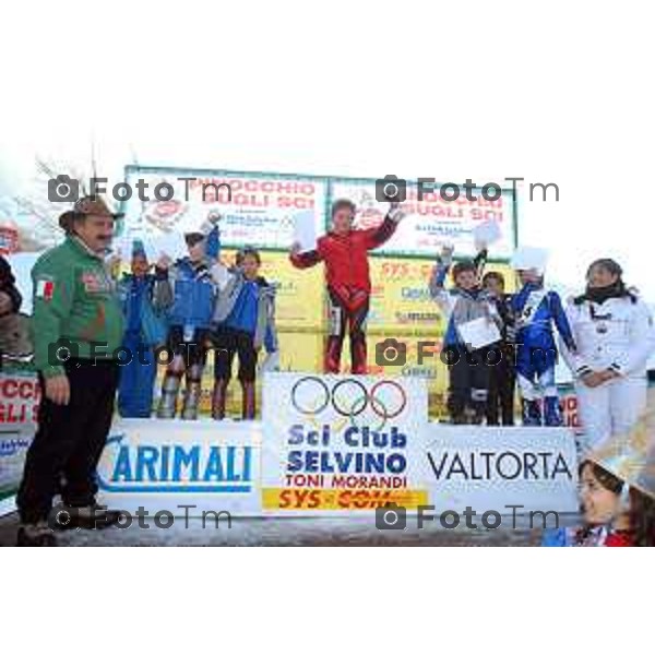 Foto Tiziano Manzoni/ Bergamo Italia Cronaca Valtorta Pinocchio sugli sci gara di sci per ragazzi organizzata dal sci club selvino premia Lara Magoni Bertocchi febbraio 2007