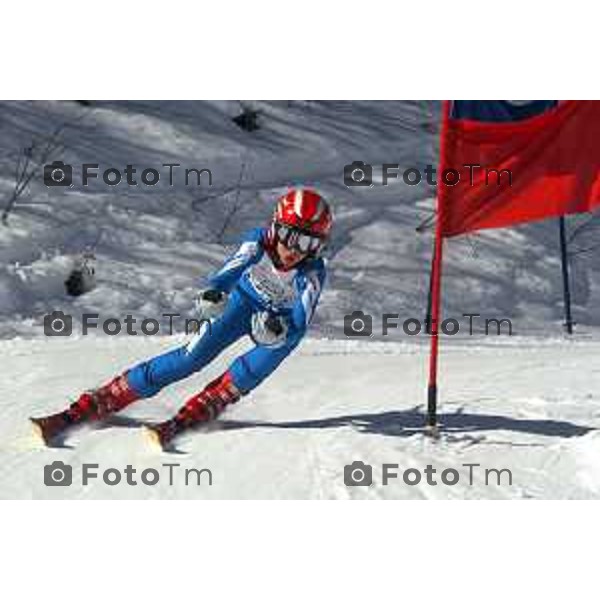 Foto Tiziano Manzoni/ Bergamo Italia Cronaca Valtorta Pinocchio sugli sci gara di sci per ragazzi organizzata dal sci club selvino premia Lara Magoni Bertocchi febbraio 2007