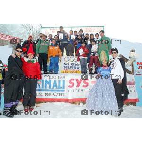 Foto Tiziano Manzoni/ Bergamo Italia Cronaca Valtorta Pinocchio sugli sci gara di sci per ragazzi organizzata dal sci club selvino premia Lara Magoni Bertocchi febbraio 2007