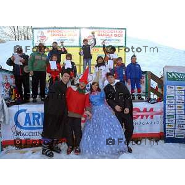 Foto Tiziano Manzoni/ Bergamo Italia Cronaca Valtorta Pinocchio sugli sci gara di sci per ragazzi organizzata dal sci club selvino premia Lara Magoni Bertocchi febbraio 2007