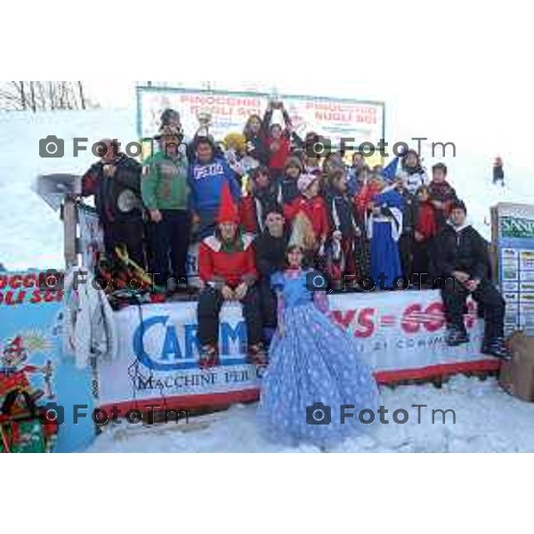 Foto Tiziano Manzoni/ Bergamo Italia Cronaca Valtorta Pinocchio sugli sci gara di sci per ragazzi organizzata dal sci club selvino premia Lara Magoni Bertocchi febbraio 2007