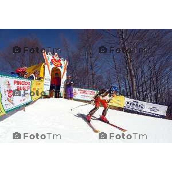 Foto Tiziano Manzoni/ Bergamo Italia Cronaca Valtorta Pinocchio sugli sci gara di sci per ragazzi organizzata dal sci club selvino premia Lara Magoni Bertocchi febbraio 2007