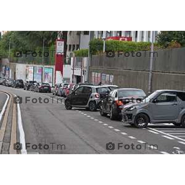 Bergamo Via Dei Caniana pista ciclabile e parcheggio selvaggio zona università 23 Settembre 2020 Tiziano Manzoni/ANSA