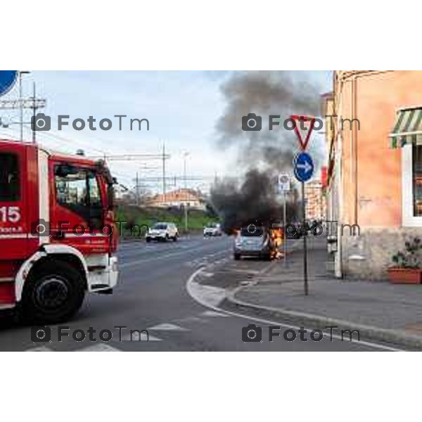 Tiziano Manzoni/LaPresse 9-01- 2023 Bergamo, Italia Cronaca Bergamo Auto a fuoco