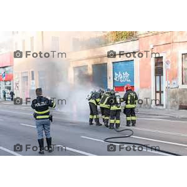 Tiziano Manzoni/LaPresse 9-01- 2023 Bergamo, Italia Cronaca Bergamo Auto a fuoco