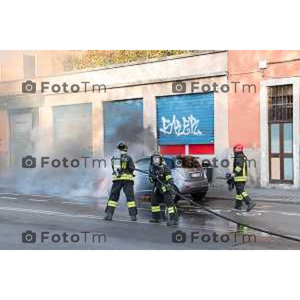 Tiziano Manzoni/LaPresse 9-01- 2023 Bergamo, Italia Cronaca Bergamo Auto a fuoco