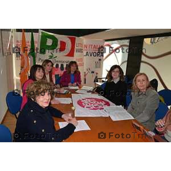 Foto Manzoni Tiziano/LaPresse 9-02-2023Bergamo Italia - Cronaca - candidate della lista PD al Consiglio Regionale presentano alla stampa il documento redatto dalle \'Donne Democratiche\' da sx Mariagrazia Vergani, Francesca Riccardi, Romina Russo, Maddalena Cattaneo, Maria Cristina Galizzi, Giovanna Giupponi