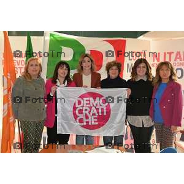 Foto Manzoni Tiziano/LaPresse 9-02-2023Bergamo Italia - Cronaca - candidate della lista PD al Consiglio Regionale presentano alla stampa il documento redatto dalle \'Donne Democratiche\' da sx Mariagrazia Vergani, Francesca Riccardi, Romina Russo, Maddalena Cattaneo, Maria Cristina Galizzi, Giovanna Giupponi