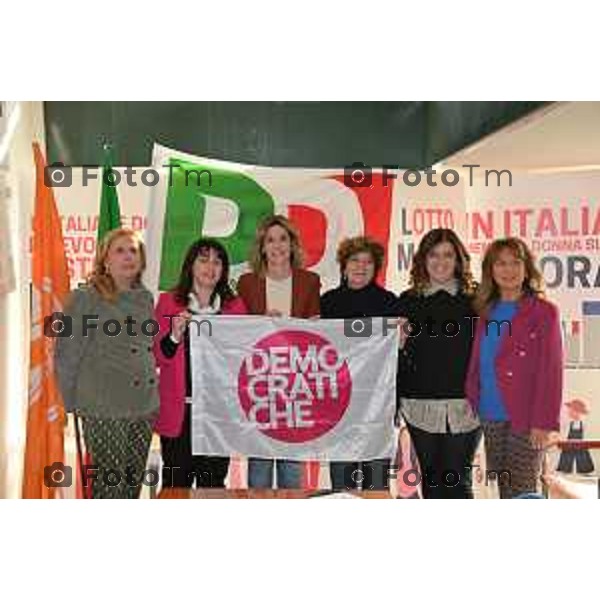 Foto Manzoni Tiziano/LaPresse 9-02-2023Bergamo Italia - Cronaca - candidate della lista PD al Consiglio Regionale presentano alla stampa il documento redatto dalle \'Donne Democratiche\' da sx Mariagrazia Vergani, Francesca Riccardi, Romina Russo, Maddalena Cattaneo, Maria Cristina Galizzi, Giovanna Giupponi