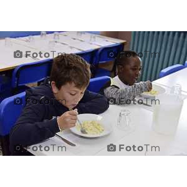 Foto LaPres Manzoni ITA BERGAMO -- ​19/10/2017 scuola elementare "I.Calvino" di Colognola l\'Assessore all\'Istruzione Loredana Poli presenterà le novità riguardo la ristorazione scolastica degli istituti cittadini. I bambini ritratti hanno tutti rilasciato liberatoria alla scuola per la pubblicazione delle immagini in occasione della conferenza stampa. I giornalisti avranno la possibilità di pranzare presso la mensa