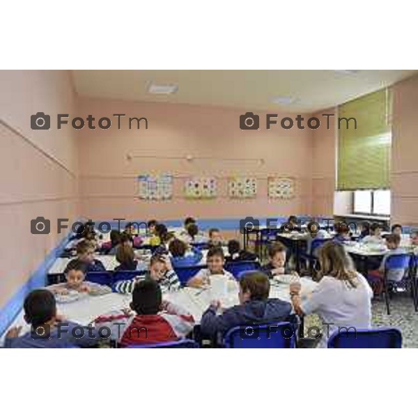 Foto LaPres Manzoni ITA BERGAMO -- ​19/10/2017 scuola elementare "I.Calvino" di Colognola l\'Assessore all\'Istruzione Loredana Poli presenterà le novità riguardo la ristorazione scolastica degli istituti cittadini. I bambini ritratti hanno tutti rilasciato liberatoria alla scuola per la pubblicazione delle immagini in occasione della conferenza stampa. I giornalisti avranno la possibilità di pranzare presso la mensa