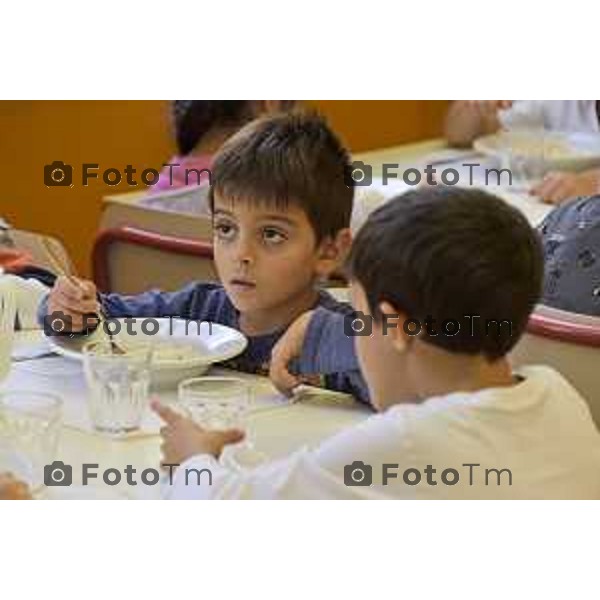 Foto LaPres Manzoni ITA BERGAMO -- ​19/10/2017 scuola elementare "I.Calvino" di Colognola l\'Assessore all\'Istruzione Loredana Poli presenterà le novità riguardo la ristorazione scolastica degli istituti cittadini. I bambini ritratti hanno tutti rilasciato liberatoria alla scuola per la pubblicazione delle immagini in occasione della conferenza stampa. I giornalisti avranno la possibilità di pranzare presso la mensa