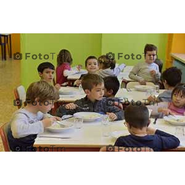 Foto LaPres Manzoni ITA BERGAMO -- ​19/10/2017 scuola elementare "I.Calvino" di Colognola l\'Assessore all\'Istruzione Loredana Poli presenterà le novità riguardo la ristorazione scolastica degli istituti cittadini. I bambini ritratti hanno tutti rilasciato liberatoria alla scuola per la pubblicazione delle immagini in occasione della conferenza stampa. I giornalisti avranno la possibilità di pranzare presso la mensa