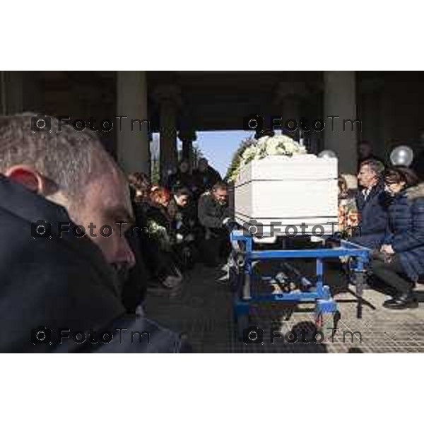 Paolo Vezzoli per Tiziano Manzoni/LaPresse 9-01- 2023 Bergamo, Italia Cronaca Bergamo Romano di Lombardia funerale di Yana Malayko Il feretro di Yana Malayko, la ragazza ucraina di 23 anni uccisa a Castiglione delle Stiviere