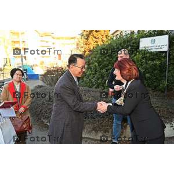 Foto Manzoni Tiziano/LaPresse 15-02-2023Bergamo Italia - Cronaca - Liceo Linguistico “Giovanni Falcone” Bergamo, arrivo Console Generale di Corea Kang Hyung Shik accompagnato dalla Console Kim Jae Hyang.in visita al Liceo per la promozione della cultura coreana a Bergamo. Ad accoglierlo la Dirigente scolastica Gloria Farisé con il proprio Staff.