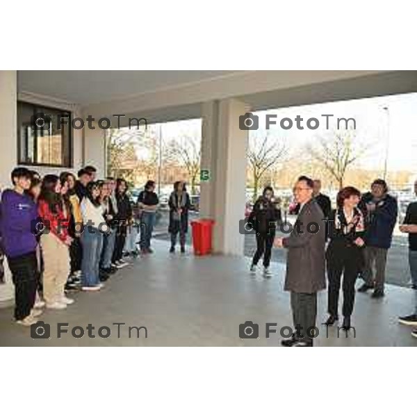 Foto Manzoni Tiziano/LaPresse 15-02-2023Bergamo Italia - Cronaca - Liceo Linguistico “Giovanni Falcone” Bergamo, arrivo Console Generale di Corea Kang Hyung Shik accompagnato dalla Console Kim Jae Hyang.in visita al Liceo per la promozione della cultura coreana a Bergamo. Ad accoglierlo la Dirigente scolastica Gloria Farisé con il proprio Staff.