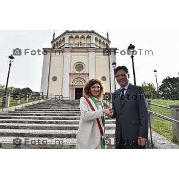 Foto LaPresse -Tiziano Manzoni Bergamo ITA Visita istituzionale del Console Generale della Repubblica di Corea Chang Jae-bok Al villaggio operaio Crespi d’Adda NELLA FOTO: Valeria Radaelli Sindaco di Capriate d’Adda con il console Photo LaPresse -Tiziano Manzoni Bergamo