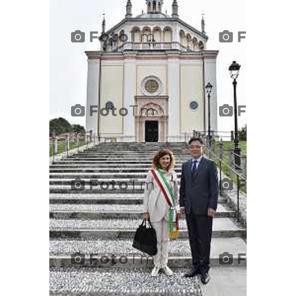 Foto LaPresse -Tiziano Manzoni Bergamo ITA Visita istituzionale del Console Generale della Repubblica di Corea Chang Jae-bok Al villaggio operaio Crespi d’Adda NELLA FOTO: Valeria Radaelli Sindaco di Capriate d’Adda con il console Photo LaPresse -Tiziano Manzoni Bergamo