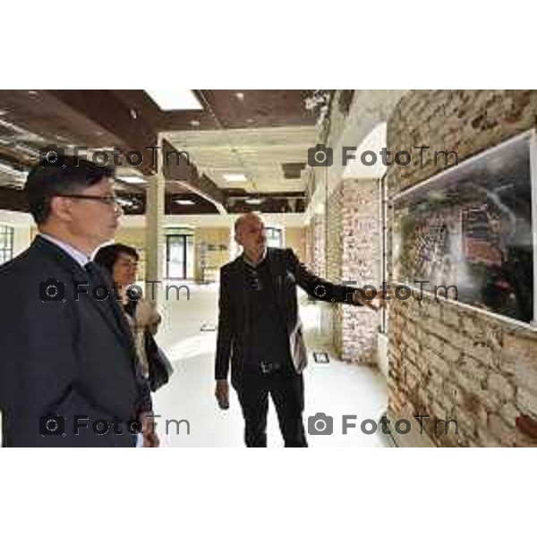 Foto LaPresse -Tiziano Manzoni Bergamo ITA Visita istituzionale del Console Generale della Repubblica di Corea Chang Jae-bok Al villaggio operaio Crespi d’Adda NELLA FOTO: Giorgio Ravasio Presidente dell’Associazione Crespi d’Adda preso il Visit Center. spiega al console la struttura del villaggio Photo LaPresse -Tiziano Manzoni Bergamo