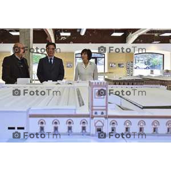 Foto LaPresse -Tiziano Manzoni Bergamo ITA Visita istituzionale del Console Generale della Repubblica di Corea Chang Jae-bok Al villaggio operaio Crespi d’Adda NELLA FOTO: Giorgio Ravasio Presidente dell’Associazione Crespi d’Adda preso il Visit Center. spiega al console la struttura del villaggio Photo LaPresse -Tiziano Manzoni Bergamo