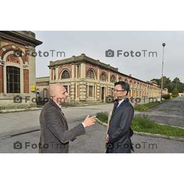 Foto LaPresse -Tiziano Manzoni Bergamo ITA Visita istituzionale del Console Generale della Repubblica di Corea Chang Jae-bok Al villaggio operaio Crespi d’Adda NELLA FOTO: Giorgio Ravasio Presidente dell’Associazione Crespi d’Adda preso il Visit Center. spiega al console la struttura del villaggio Photo LaPresse -Tiziano Manzoni Bergamo