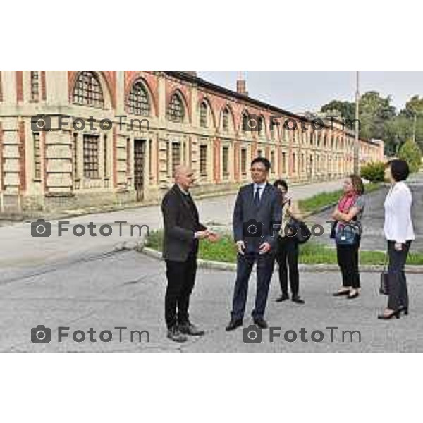 Foto LaPresse -Tiziano Manzoni Bergamo ITA Visita istituzionale del Console Generale della Repubblica di Corea Chang Jae-bok Al villaggio operaio Crespi d’Adda NELLA FOTO: Giorgio Ravasio Presidente dell’Associazione Crespi d’Adda preso il Visit Center. spiega al console la struttura del villaggio Photo LaPresse -Tiziano Manzoni Bergamo