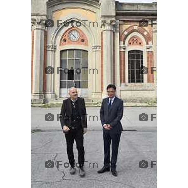 Foto LaPresse -Tiziano Manzoni Bergamo ITA Visita istituzionale del Console Generale della Repubblica di Corea Chang Jae-bok Al villaggio operaio Crespi d’Adda NELLA FOTO: Giorgio Ravasio Presidente dell’Associazione Crespi d’Adda preso il Visit Center. spiega al console la struttura del villaggio Photo LaPresse -Tiziano Manzoni Bergamo