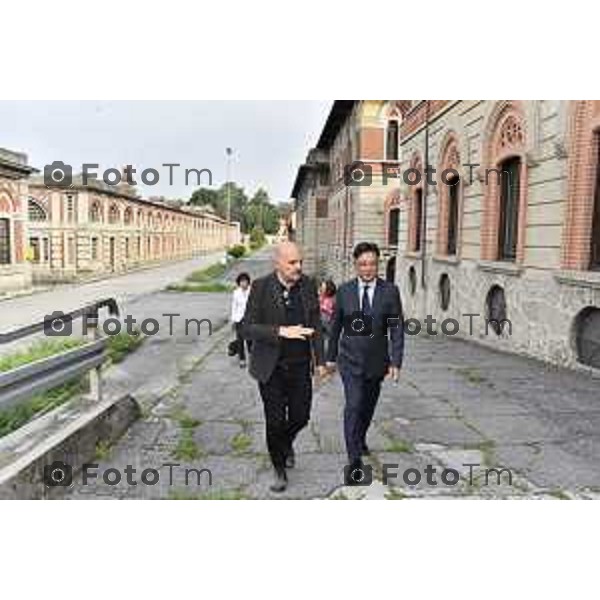 Foto LaPresse -Tiziano Manzoni Bergamo ITA Visita istituzionale del Console Generale della Repubblica di Corea Chang Jae-bok Al villaggio operaio Crespi d’Adda NELLA FOTO: Giorgio Ravasio Presidente dell’Associazione Crespi d’Adda preso il Visit Center. spiega al console la struttura del villaggio Photo LaPresse -Tiziano Manzoni Bergamo