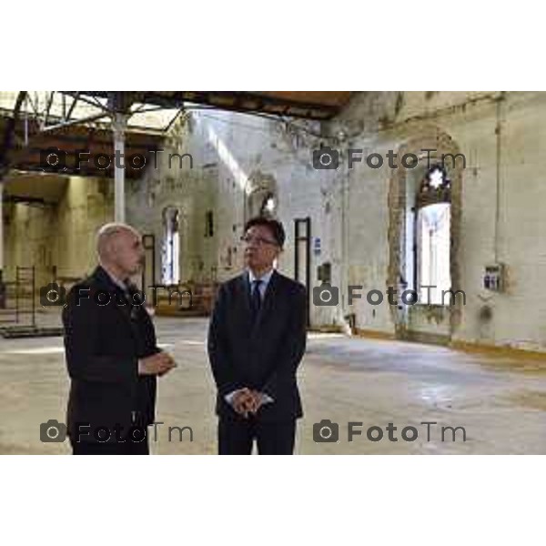 Foto LaPresse -Tiziano Manzoni Bergamo ITA Visita istituzionale del Console Generale della Repubblica di Corea Chang Jae-bok Al villaggio operaio Crespi d’Adda NELLA FOTO: Giorgio Ravasio Presidente dell’Associazione Crespi d’Adda preso il Visit Center. spiega al console la struttura del villaggio Photo LaPresse -Tiziano Manzoni Bergamo