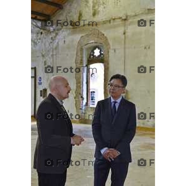 Foto LaPresse -Tiziano Manzoni Bergamo ITA Visita istituzionale del Console Generale della Repubblica di Corea Chang Jae-bok Al villaggio operaio Crespi d’Adda NELLA FOTO: Giorgio Ravasio Presidente dell’Associazione Crespi d’Adda preso il Visit Center. spiega al console la struttura del villaggio Photo LaPresse -Tiziano Manzoni Bergamo