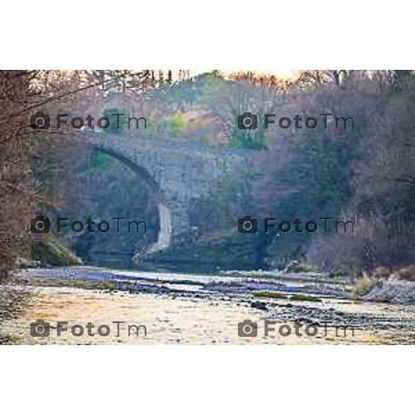 Tiziano Manzoni/LaPresse 18-02- 2023 Bergamo, Italia Cronaca Bergamo Fiume Brembo con livello basso di acqua a febbraio 23 il fiume visto da Briolo Volo a Vela Valbrembo