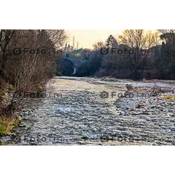 Tiziano Manzoni/LaPresse 18-02- 2023 Bergamo, Italia Cronaca Bergamo Fiume Brembo con livello basso di acqua a febbraio 23 il fiume visto da Briolo Volo a Vela Valbrembo