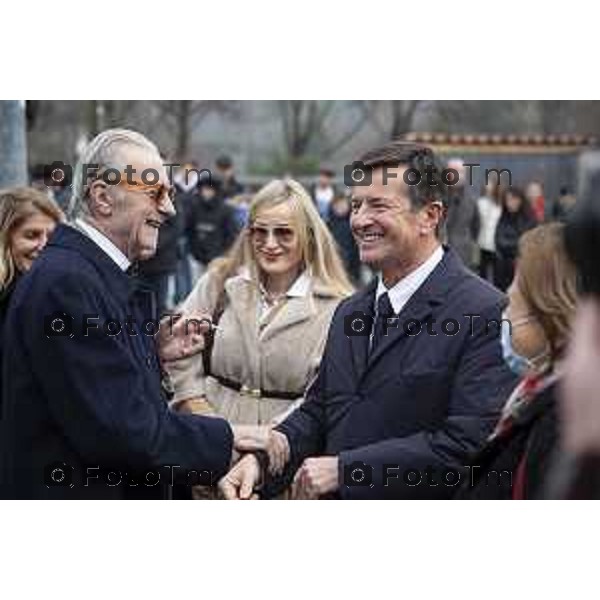 Inaugurazione della targa commemorativa in memoria del brefotrofio di Bergamo (attivo dal 1928 al 1975). Vittorio Feltri saluta il sindaco Giorgio Gori. Bergamo, 23 febbraio 2023.