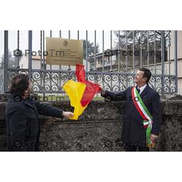 Inaugurazione della targa commemorativa in memoria del brefotrofio di Bergamo (attivo dal 1928 al 1975). Giuliano Maffeis e il sindaco Giorgio Gori svelano la targa. Bergamo, 23 febbraio 2023.