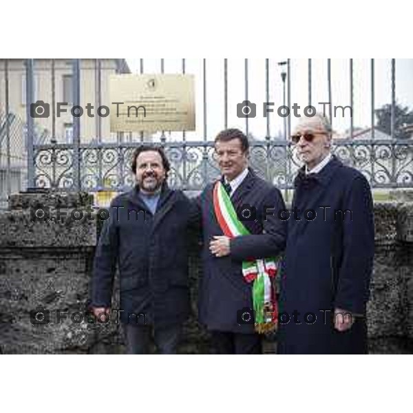 Inaugurazione della targa commemorativa in memoria del brefotrofio di Bergamo (attivo dal 1928 al 1975). Giuliano Maffeis, il sindaco Giorgio Gori e Vittorio Feltri in posa davanti alla targa. Bergamo, 23 febbraio 2023.