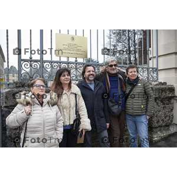 Inaugurazione della targa commemorativa in memoria del brefotrofio di Bergamo (attivo dal 1928 al 1975). Giuliano Maffeis insieme altri ex neonati ospiti della struttura in posa davanti alla targa. Bergamo, 23 febbraio 2023.