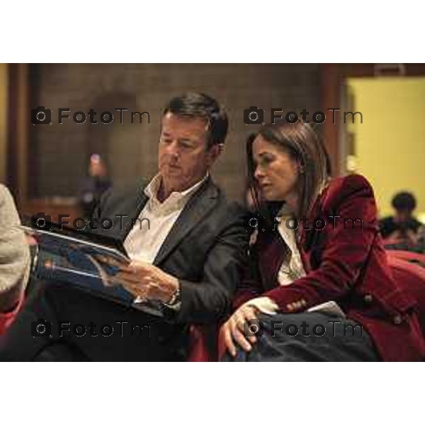 Conferenza stampa di inaugurazione della mostra "The Last Drop" del fotografo Fabrizio Spucches per Fondazione CESVI al chiostro di Santa Marta. Il sindaco Giorgio Gori sfoglia il catalogo della mostra con la moglie Cristina Parodi, madrina di CESVI. Bergamo, 24 febbraio 2023.