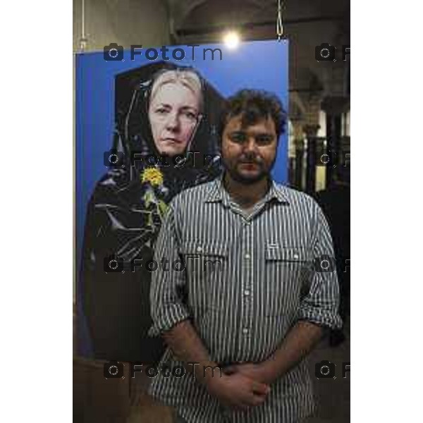 Conferenza stampa di inaugurazione della mostra "The Last Drop" del fotografo Fabrizio Spucches per Fondazione CESVI al chiostro di Santa Marta. L’autore Fabrizio Spucches in posa davanti ad uno degli scatti esposti. Bergamo, 24 febbraio 2023.