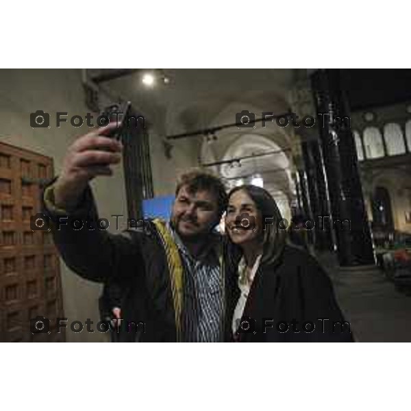 Conferenza stampa di inaugurazione della mostra "The Last Drop" del fotografo Fabrizio Spucches per Fondazione CESVI al chiostro di Santa Marta. Il fotografo Fabrizio Spucches e Cristina Parodi in posa per un selfie. Bergamo, 24 febbraio 2023.