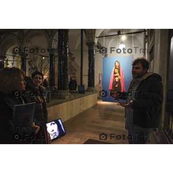 Conferenza stampa di inaugurazione della mostra "The Last Drop" del fotografo Fabrizio Spucches per Fondazione CESVI al chiostro di Santa Marta. Il fotografo Fabrizio Spucches guida i visitatori alla visione degli scatti esposti. Bergamo, 24 febbraio 2023.