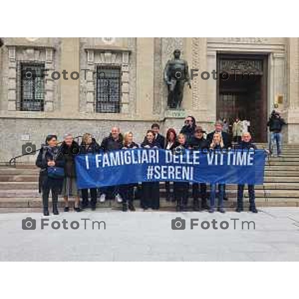 Foto Manzoni Tiziano/LaPresse 2-3-2023Bergamo Italia - Cronaca - Bergamo I Famigliari vittime del covid e l\'associazione serenisempreuniti fuori dalla procura di Bergamo per esprimere gratitudine ai giudici