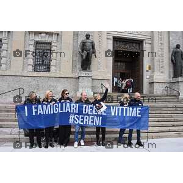 Foto Manzoni Tiziano/LaPresse 2-3-2023Bergamo Italia - Cronaca - Bergamo I Famigliari vittime del covid e l\'associazione serenisempreuniti fuori dalla procura di Bergamo per esprimere gratitudine ai giudici