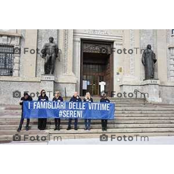 Foto Manzoni Tiziano/LaPresse 2-3-2023Bergamo Italia - Cronaca - Bergamo I Famigliari vittime del covid e l\'associazione serenisempreuniti fuori dalla procura di Bergamo per esprimere gratitudine ai giudici