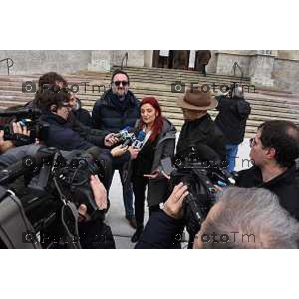 Foto Manzoni Tiziano/LaPresse 2-3-2023Bergamo Italia - Cronaca - Bergamo I Famigliari vittime del covid e l\'associazione serenisempreuniti fuori dalla procura di Bergamo per esprimere gratitudine ai giudici consuelo locati