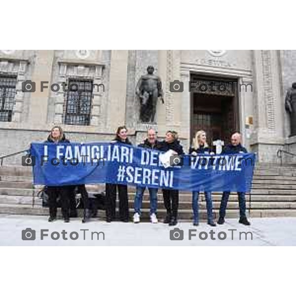 Foto Manzoni Tiziano/LaPresse 2-3-2023Bergamo Italia - Cronaca - Bergamo I Famigliari vittime del covid e l\'associazione serenisempreuniti fuori dalla procura di Bergamo per esprimere gratitudine ai giudici