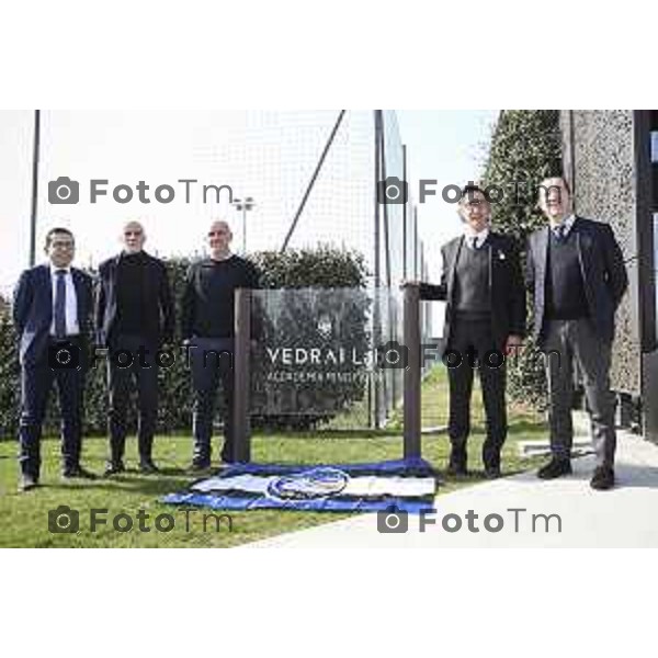 Inaugurazione della targa e del Vedrai Lab - Accademia Mino Favini presso il centro sportivo Achille e Cesare Bortolotti, sponsorizzazione Zingonia. Roberto Zanforlin (direttore marketing Atalanta BC), Maurizio Costanzi (responsabile settore giovanile Atalanta BC), Luca Percassi (amministratore delegato Atalanta BC), Giacomo Santoli (chief commercial officer Vedrai Spa), Umberto Marino (direttore generale Atalanta BC). Zingonia, 3 marzo 2023.