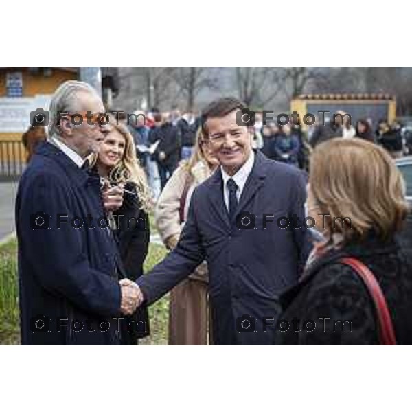 Inaugurazione della targa commemorativa in memoria del brefotrofio di Bergamo (attivo dal 1928 al 1975). Vittorio Feltri saluta il sindaco Giorgio Gori. Bergamo, 23 febbraio 2023.