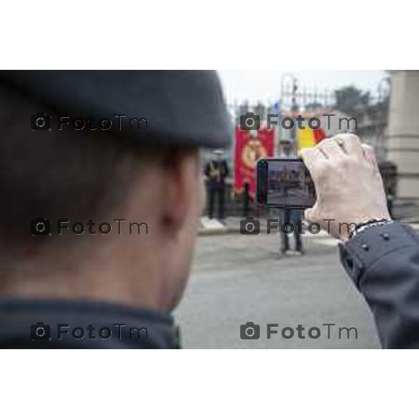 Inaugurazione della targa commemorativa in memoria del brefotrofio di Bergamo (attivo dal 1928 al 1975). L’intervento del comandante della Guardia di Finanza Marco Filipponi. Bergamo, 23 febbraio 2023.