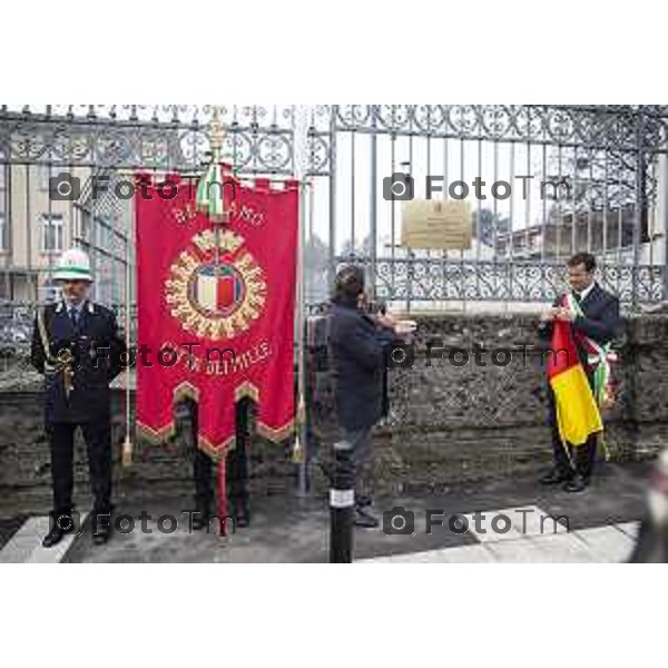 Inaugurazione della targa commemorativa in memoria del brefotrofio di Bergamo (attivo dal 1928 al 1975). Giuliano Maffeis e il sindaco Giorgio Gori svelano la targa. Bergamo, 23 febbraio 2023.