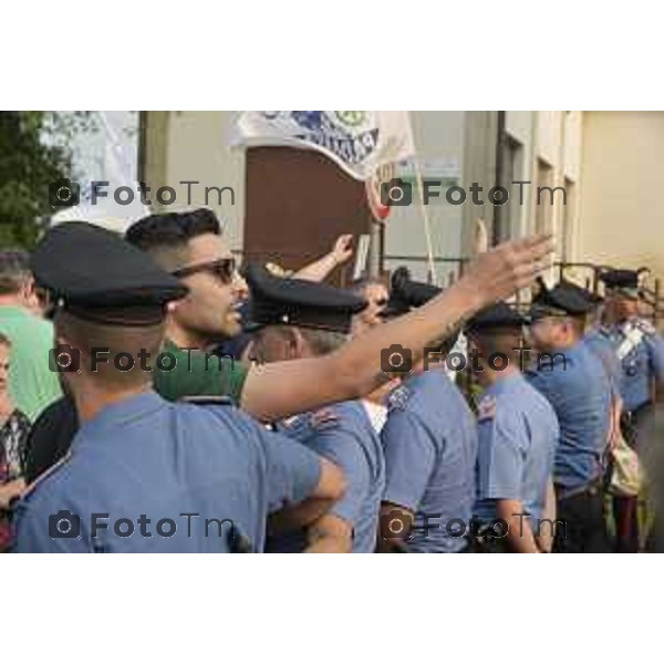 Filago, Salvini ritorna alla palestra che ha accolto i profughi e un gruppo dei centri sociali non autorizzato provoca scompiglio e scaramucce con la polizia